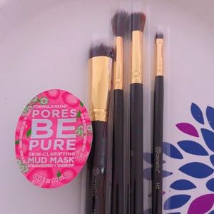 Makeup brushes & mud mask